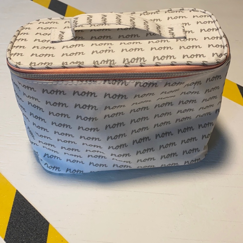 Brand new! Medium size lunch carrier 🌽 🍖